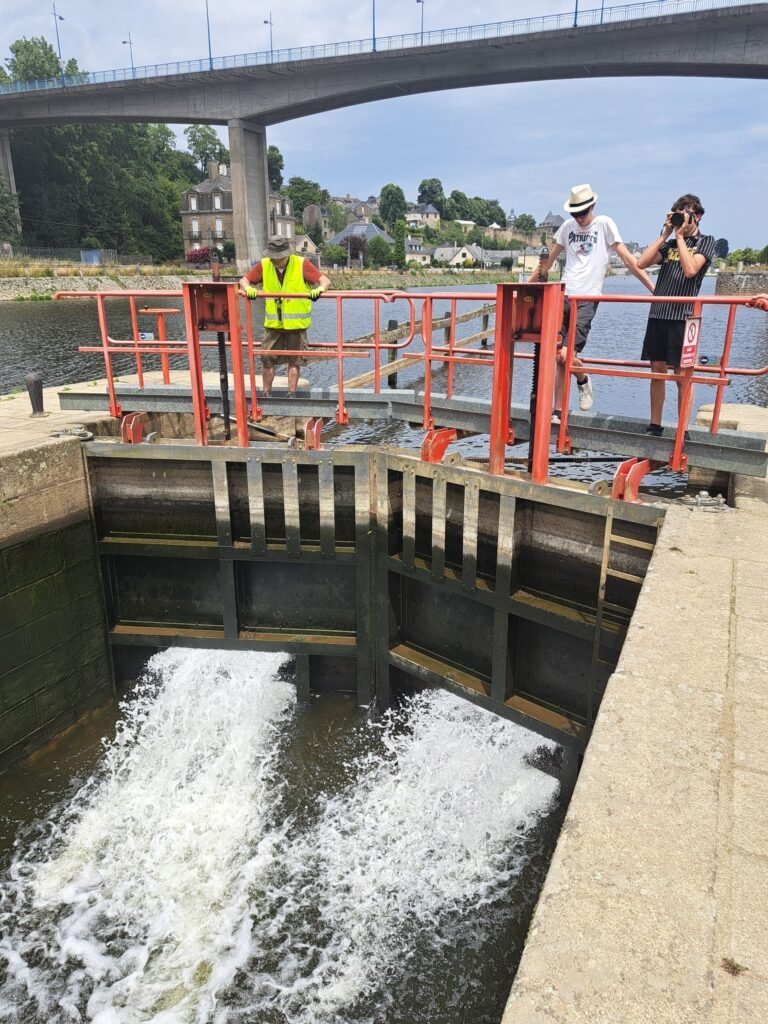 Prise des mesures de l'écluse de Mayenne et éclusage.