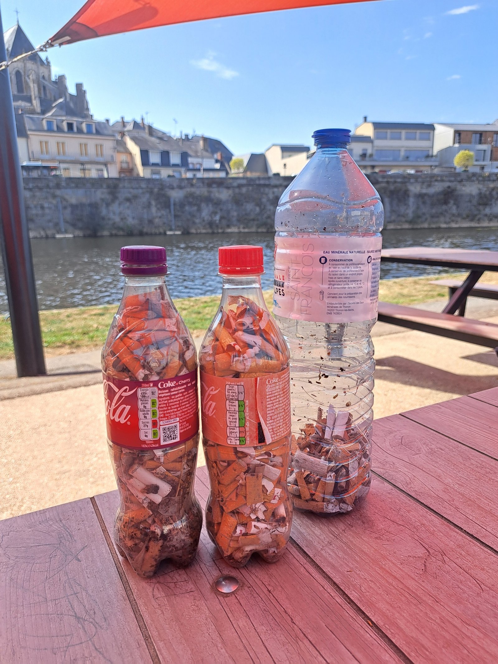 Des mégots dans des bouteilles en plastique sur la Cale de Mayenne.